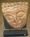 paneau sur pied en teak avec une tête de bouddha doré