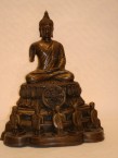 un bouddha avec 5 moines