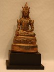 bouddha en pierre sur un support