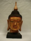 tête de bouddha sur un support