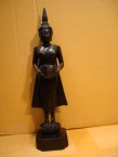 bouddha debout aves pot de Thaïlande