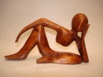 homme abstract sans ventre couché avec le bras sur le genou