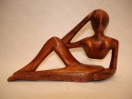 homme abstract sans ventre couché avec la main contre la tête