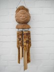 carillon avec un singe sculpt' dans un noix de coco