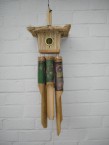 carillon avec une cabane en paille decoré avec batik