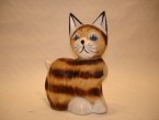chat couché en bois naturel