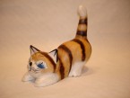 chat assis en bois naturel