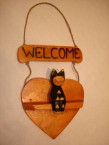 chat assis sur un coeur avec "welcome"
