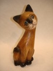 chat avec la tête courbé