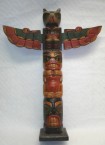 totem coloré avec le nez droit