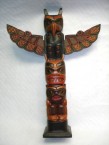totem  couleuré avec un nez courbé