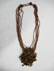 collier en perles avec des pierres oeuil de tigre