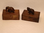 une caisse avec un éléphant en bois teak
