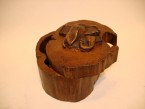 une caisse avec un éléphant en bois teak