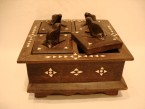 une caisse avec 4 compartiment avec des tortues sur les couvertures