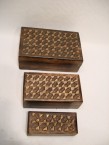 série de caisses sculptées en bois mango