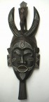 Masker met vogel en hoorns bovenaan