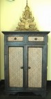  une armoire avec 2 tiroirs et 2 portes avec rotin