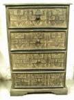 une armoire primitive avec 4 tiroirs