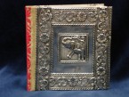 carnet de note avec la couverture en métal blanc avec des éléphants