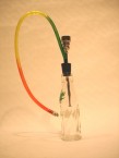 une pipe avec une bouteille de verre