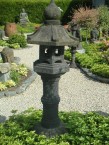 lampe en pierre de lave sur pied de l'indonésie