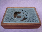 boîte avec signe d'Ohm