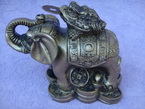 éléphant avec crapeau et une pièce de chance