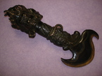 purba avec hache en bronze