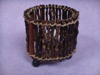 bougeoir avec des brances de bois