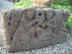 Tableau de sacrifice avec un cruche à eau en pièrre de lave