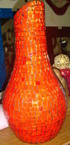 Une vase en verre et résine