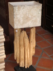 Une lampe en bois de teak et papier fait artisanalement 50cm