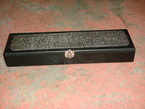 Une caisse décorée avec 'white metal' 25x5cm