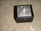 Une caisse décorée avec 'white metal' 5x5cm