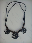 Collier en bois dûr