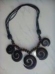 Collier en bois dûr