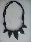 Collier en bois dûr