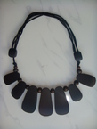 Collier en bois dûr