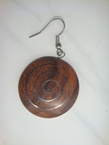 Des boucles d'oreille en bois dûr décorée avec l'argent afghan