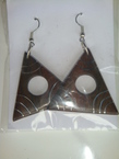 Des boucles d'oreille en bois dûr décorée avec l'argent afghan