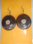 Des boucles d'oreille en bois dûr décorée avec l'argent afghan