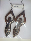 Des boucles d'oreille en bois dûr décorée avec l'argent afghan