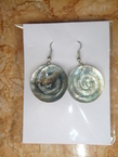 Des boucles d'oreille en nacre