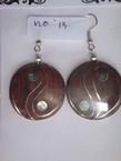 Des boucles d'oreille en bois dûr décorée avec l'argent afghan