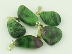 pendentif en zoisite avec rubis