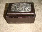 Une caisse décorée avec 'white metal' 10x5cm